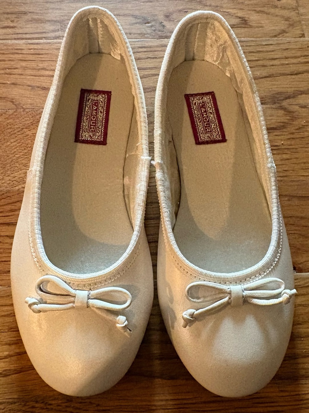 L’AMOUR “Alia” Leather Flats - Pearl White, Size 2, NWOT